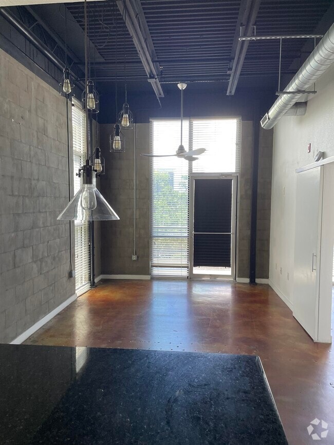 Building Photo - 420 N Adams St