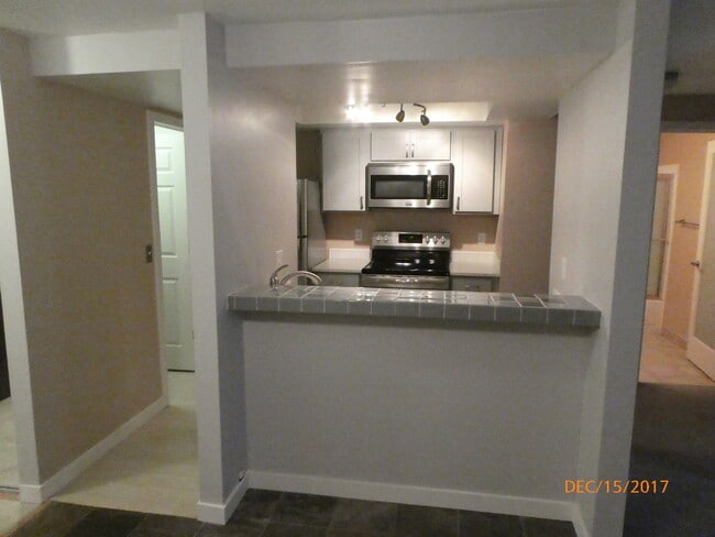 Building Photo - New Remodeled 1 Bed 1 Bath Condo Across fr...