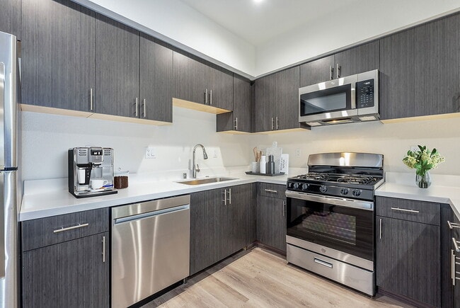 Building Photo - Apex