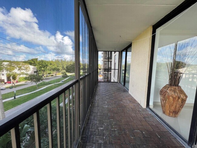 Foto del edificio - 2500 NE 135th St