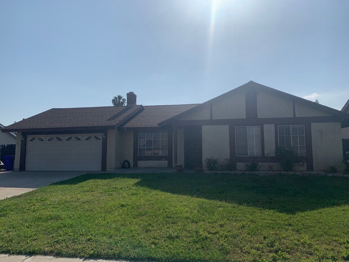 Primary Photo - Charming 3 Bed/2 Bath Home With Spacious L...