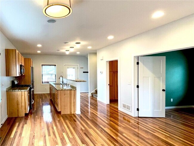 Foto del edificio - 403 Monroe Ave S