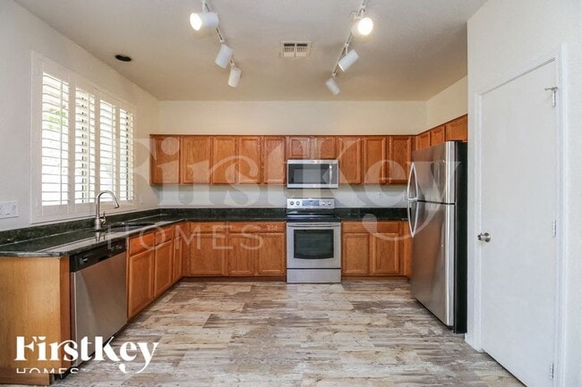 Building Photo - 1562 E Oakland St