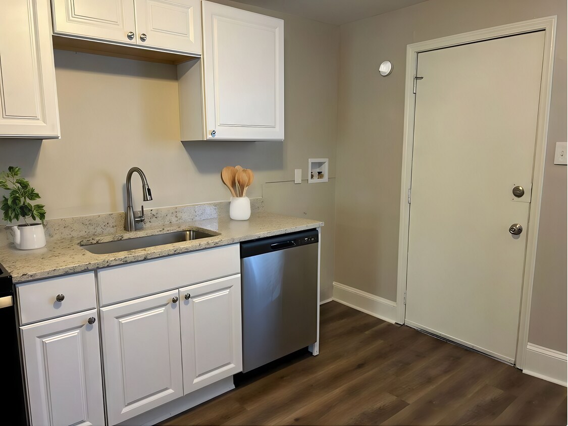 Primary Photo - Now Offering Rent Special on This Fully Re...