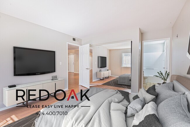 Building Photo - Spacious Two Bedroom with a Private Balcon...