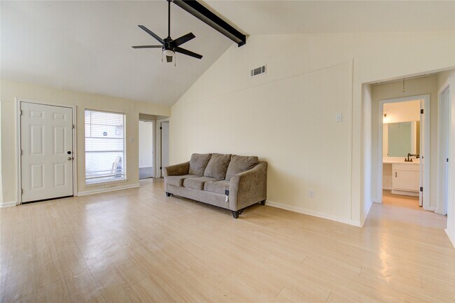Foto del edificio - 7838 Royalwood Dr