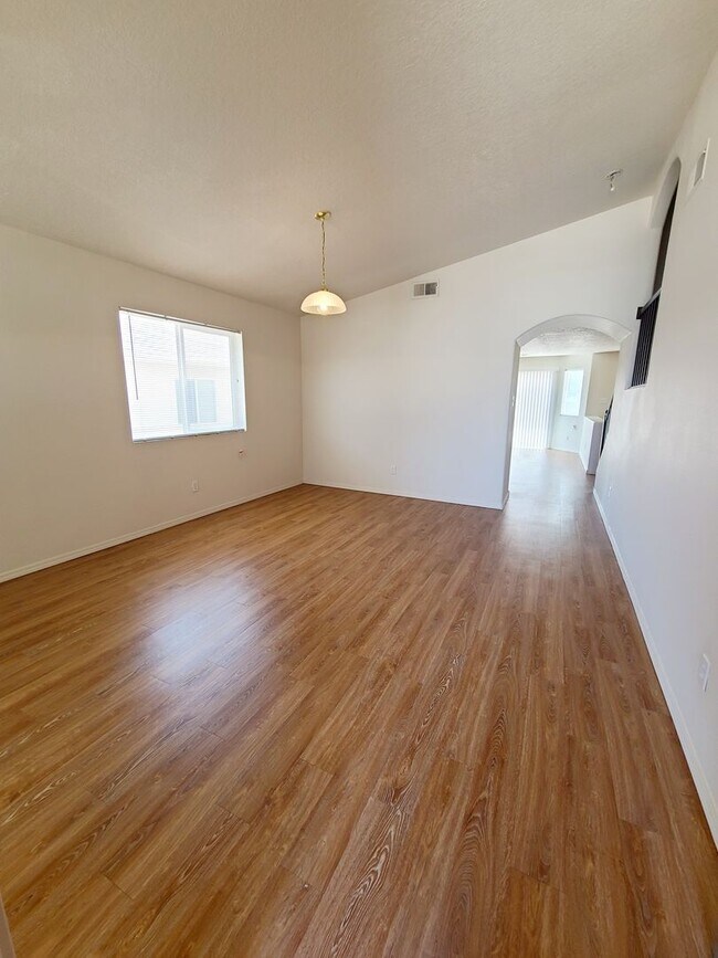 Foto del edificio - 3  bed, 2.5  bath 2,300  sq ft in the Huning Ranch.