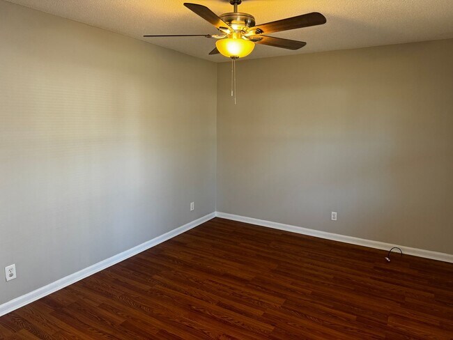 Building Photo - 3 Bedroom 1 Bath in Hope Mills