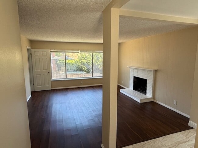 Building Photo - 3-Bedroom Rodeo Home with Brand New Kitchen!
