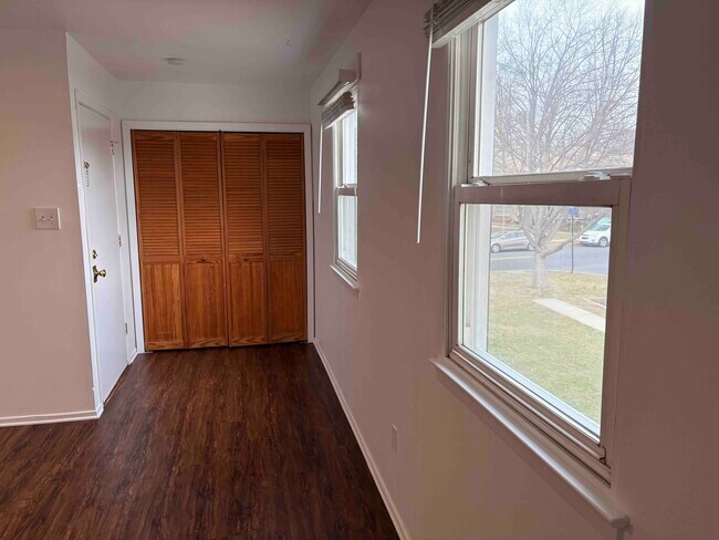 Entrada principal en la sala de estar - 1110 Joseph Rd