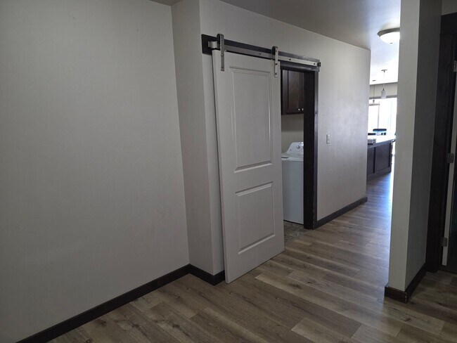 Foto del edificio - Spacious 3BR/2BA Home in Quiet Belgrade Neighborhood with Fenced Backyard & Garage