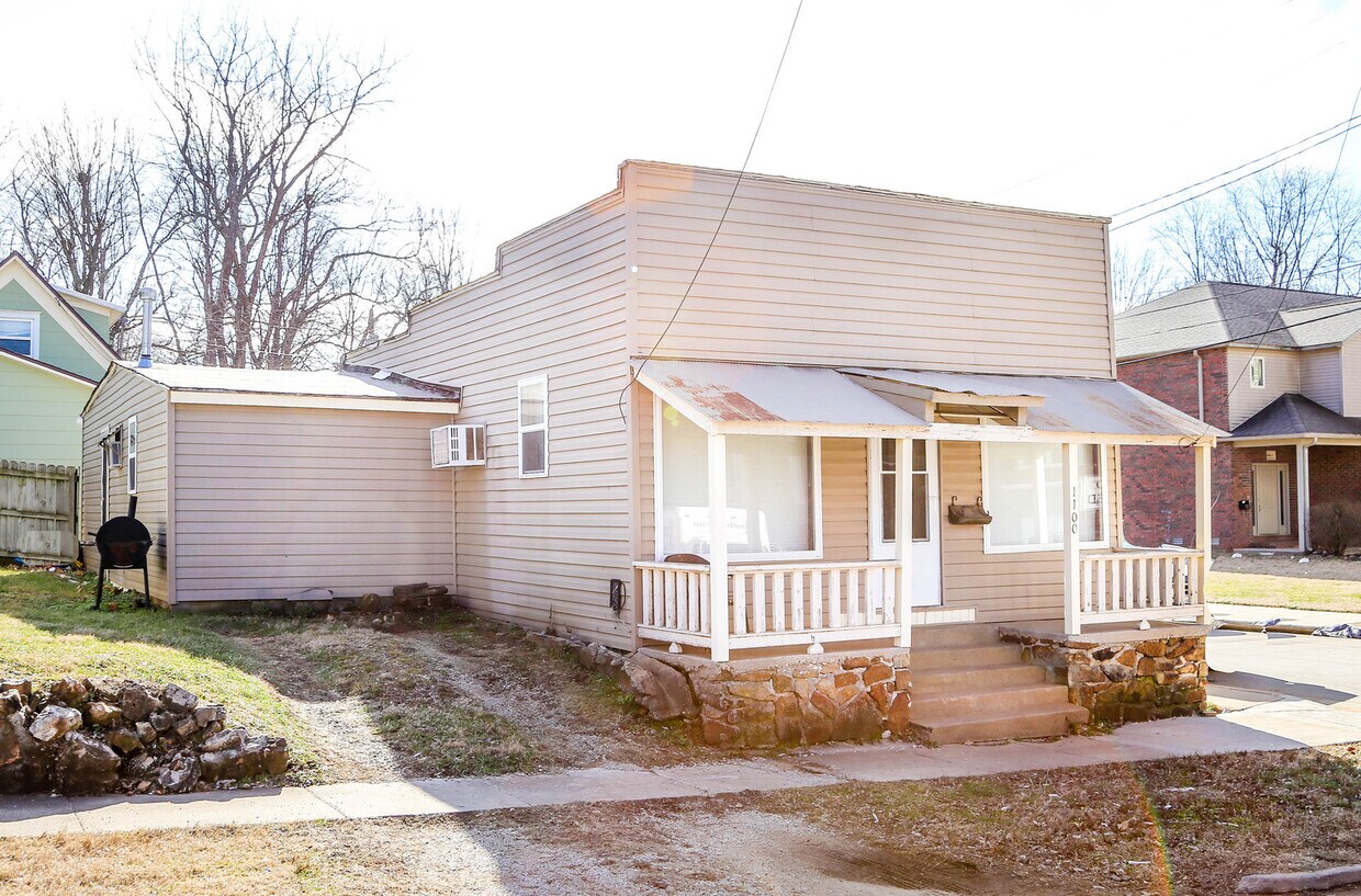 Foto principal - Spacious 2 bed w/ office! Walking distance...