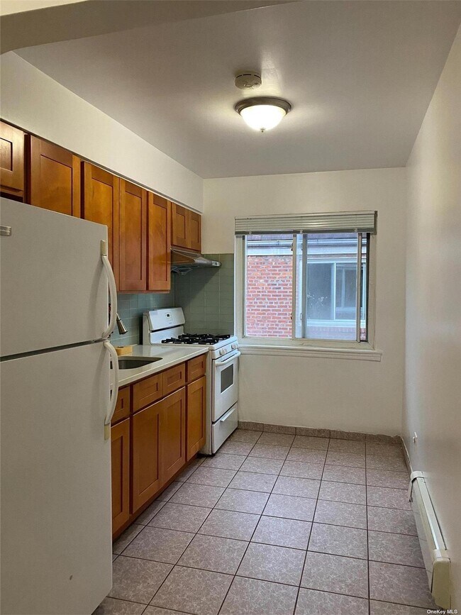 Foto del edificio - 76-39-76170 170th St