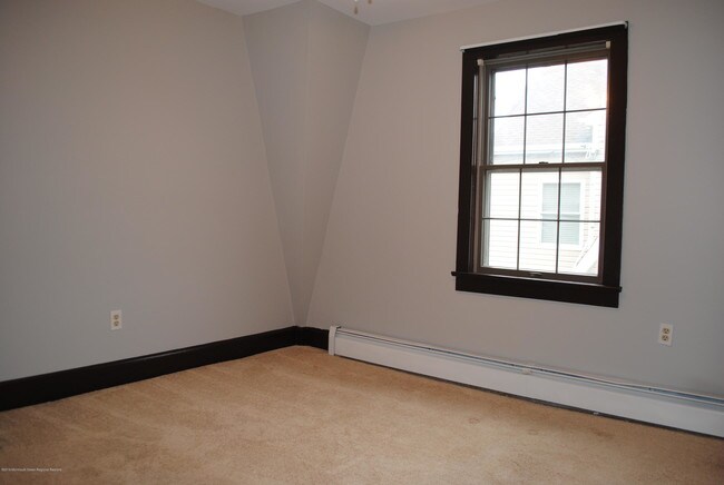 Building Photo - 304 Lareine Ave