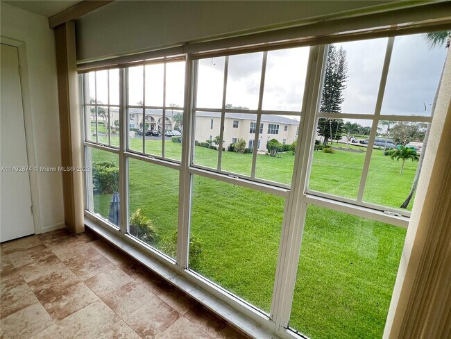 Foto del edificio - 13757 Flora Pl