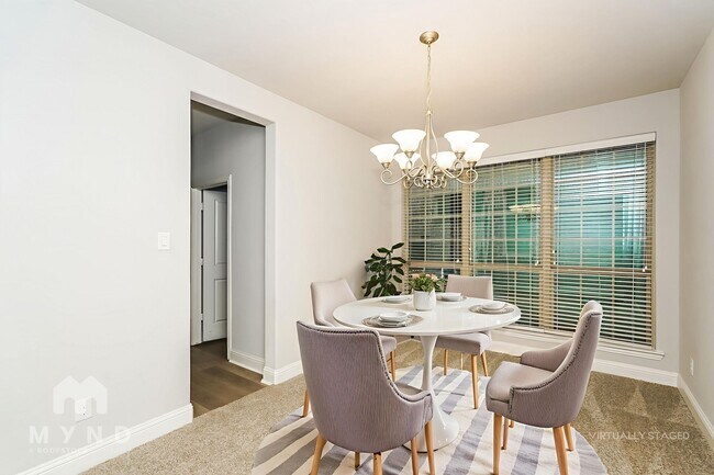 Foto del edificio - 120 Knight of Realm Blvd