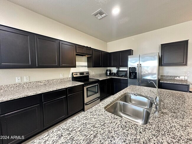 Building Photo - 5015 E Black Opal Ln
