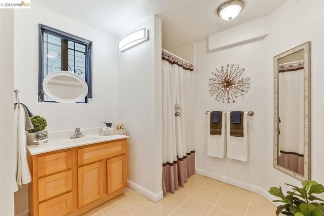 Large Bathroom - 607 18th St