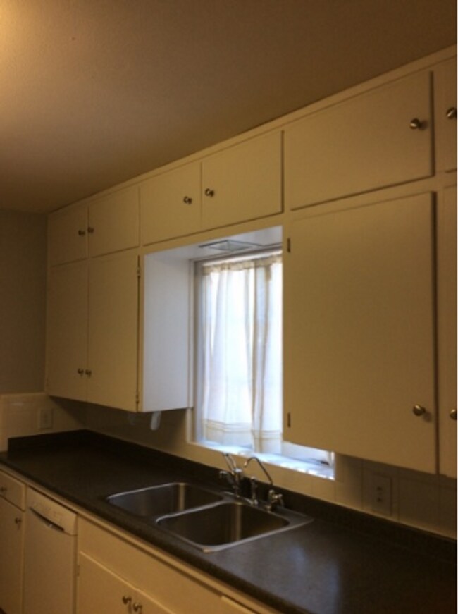 Building Photo - House north of U of A preleasing now for A...