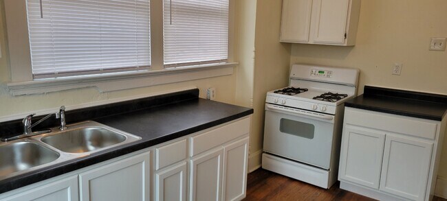 Full Kitchen - 4558 Smith Rd