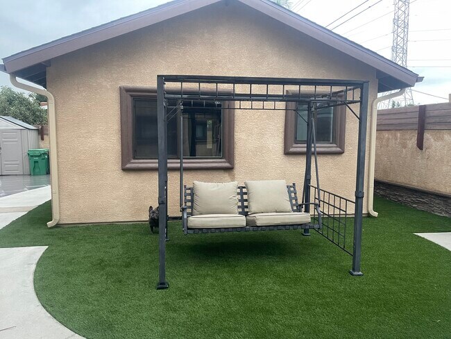 Foto del edificio - 5029 Cutler Ave