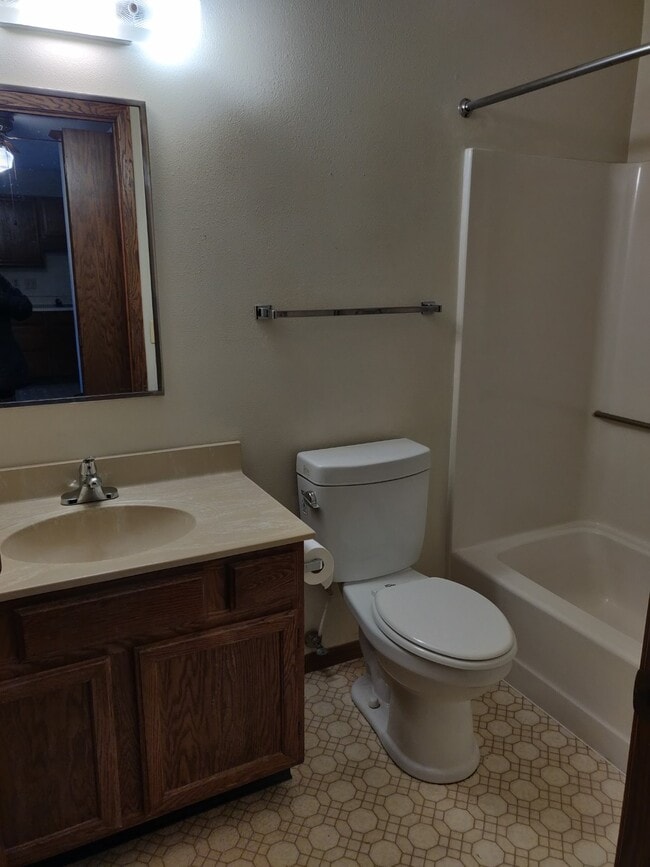 Bath - 430 W Shaw Ave