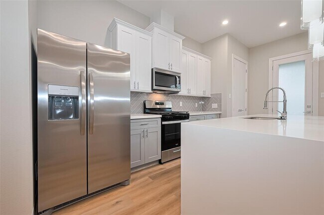 Foto del edificio - 8108 Esther Acres Ln