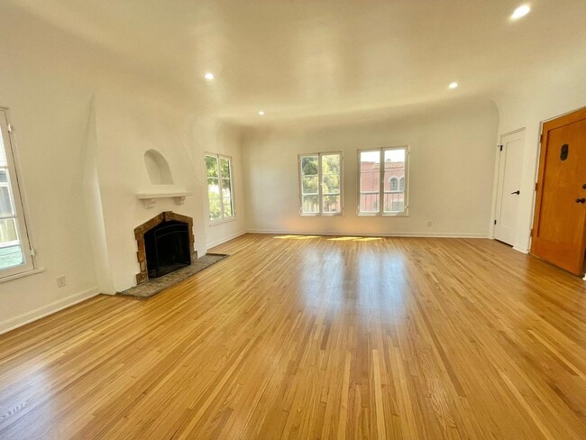 Building Photo - 643 S Cloverdale Ave