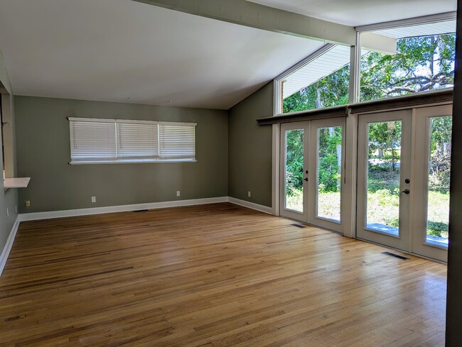 Foto del edificio - 1141 Maple Dr