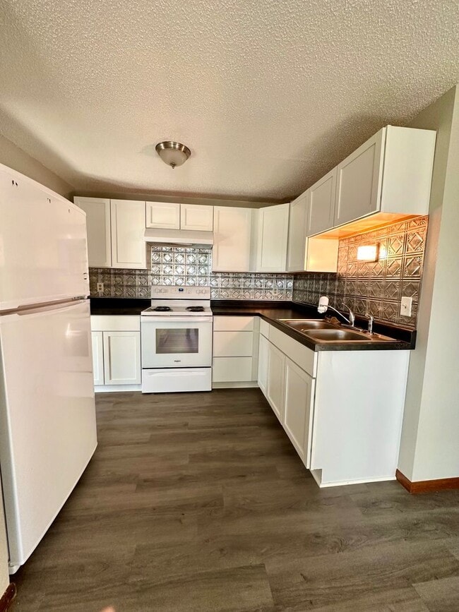 Building Photo - Updated 2 Bedrooms - Leonard North Dakota Rental