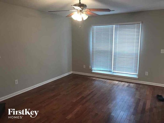 Foto del edificio - 5001 Trellis Ct N