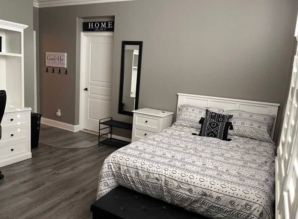Foto principal - 10965 Merritt Dr