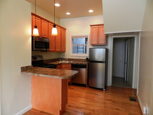 Building Photo - Beautiful 1 BR w/ in unit WASHER / DRYER a...