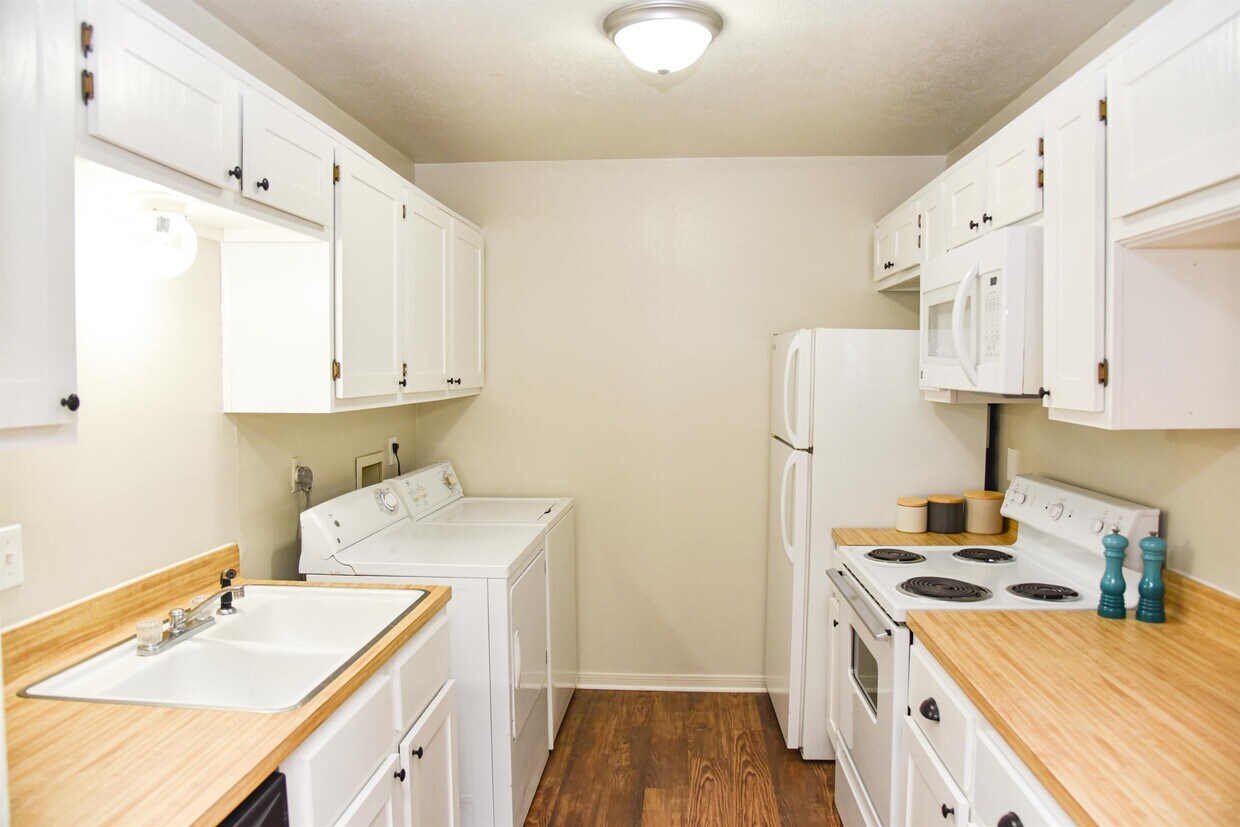 Primary Photo - 700 Navarro Dr