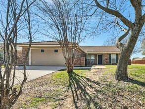 Building Photo - 200 Kalmia Dr