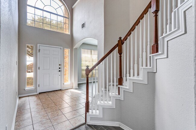 Foto del edificio - Welcome home to this spacious 4-bedroom, 2.5 bath home in Fox Grove.