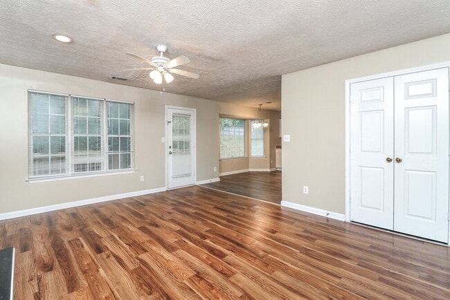 Building Photo - 841 Revena Dr