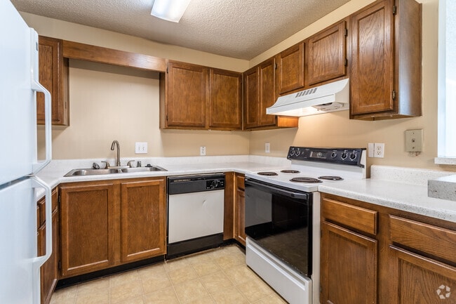 2BD, 1BR - 978SF - Kitchen - Colony Woods