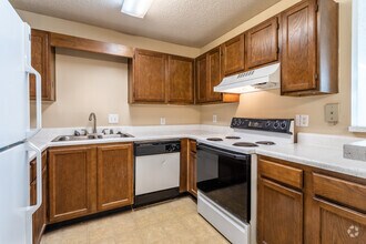 2BD, 1BR - 978SF - Kitchen - Colony Woods