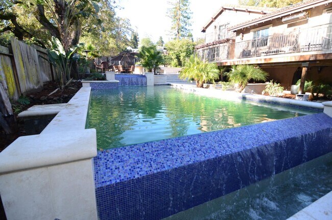 Building Photo - 3019 Oak Knoll Dr