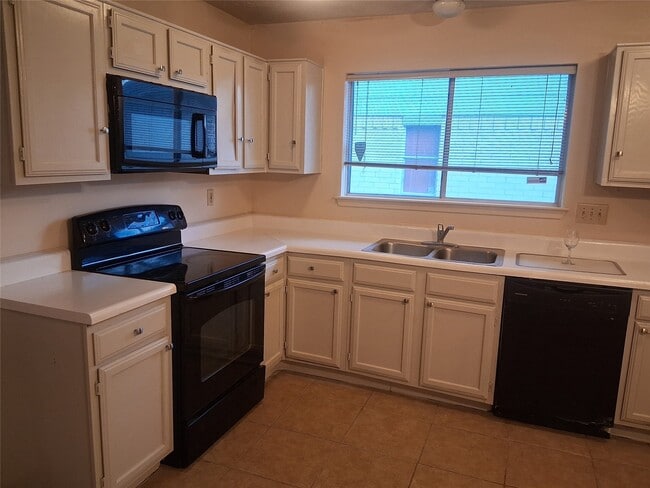 Foto del edificio - 1402 River Rock Dr