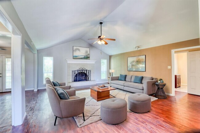 Foto del edificio - 607 Rosewood Dr