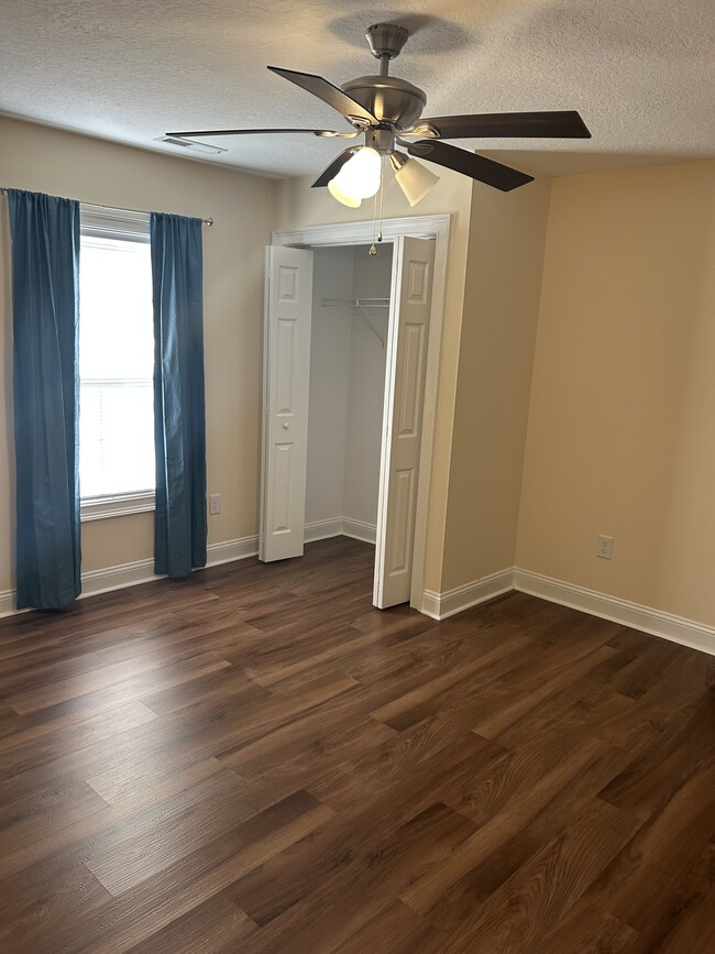 Foto del edificio - 7004 Oak Grove Rd