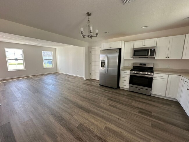 Foto del edificio - NEWER HOME adjacent to The Villages in all...