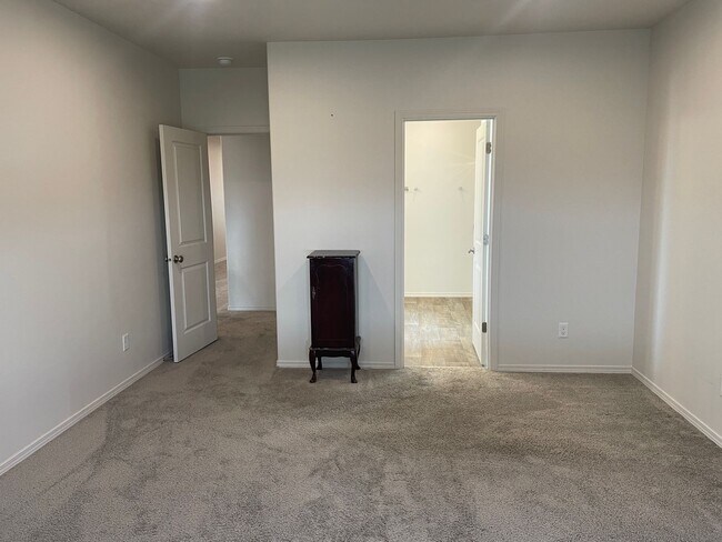 Building Photo - 1 year old 3 Bedroom 2 Bath Rambler in Mos...