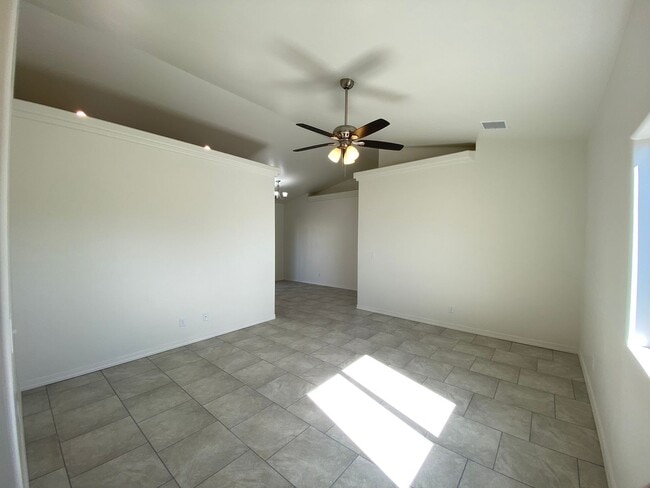 Building Photo - 3 Bedroom 2 Bathroom Home