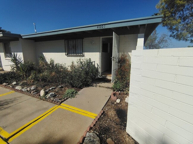 Building Photo - 4001 S Winter Palm Dr
