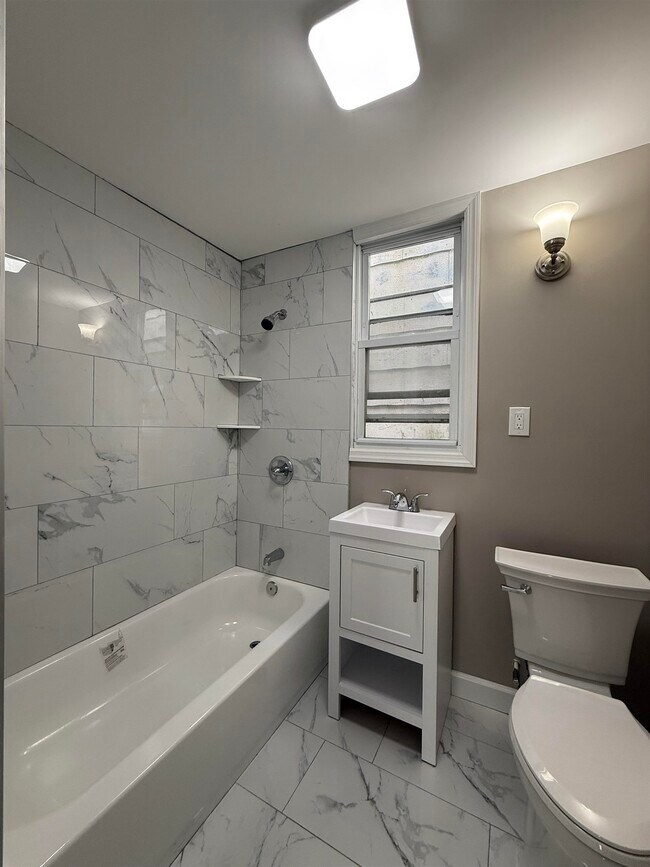 Foto del edificio - 120 Clarke Ave