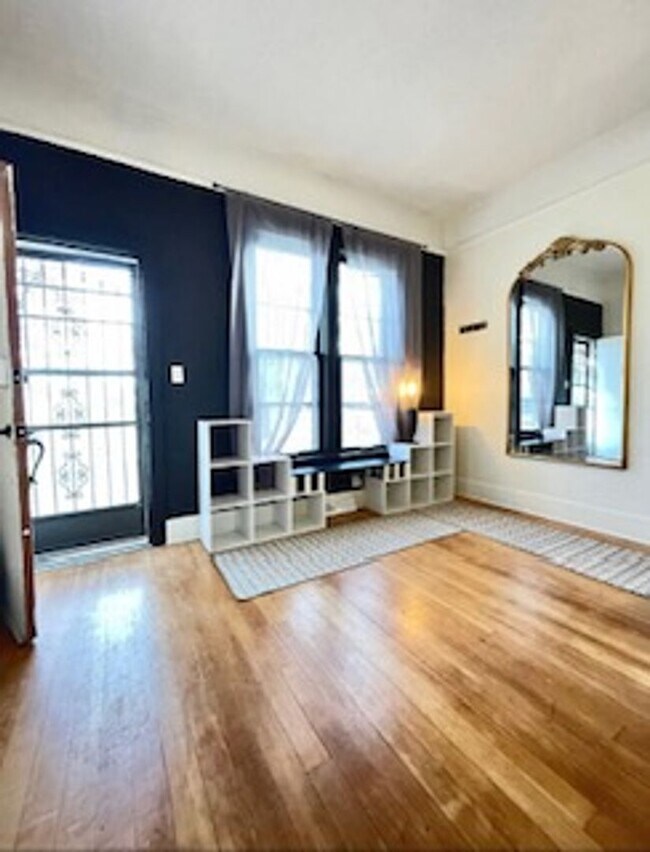 Building Photo - Charming 2BR Home with Vintage Style, Fenc...