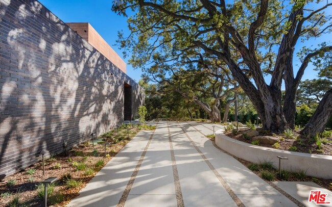Foto del edificio - 9705 Oak Pass Rd